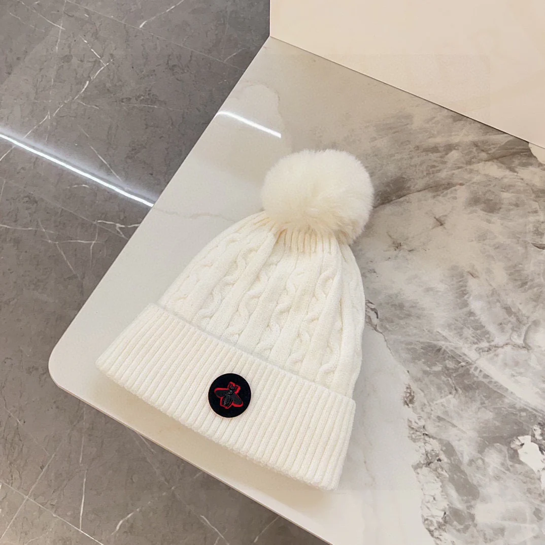 Вязаная шапка Gucci с косами - белая