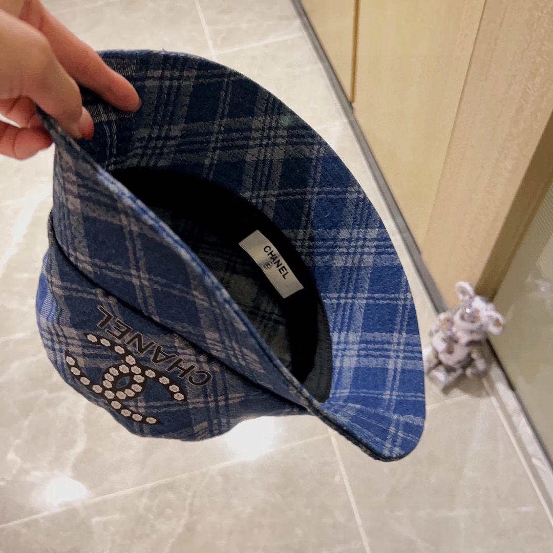 Новая летняя коллекция Chanel 2024: клетчатая рыбацкая шляпа из денима, синяя.