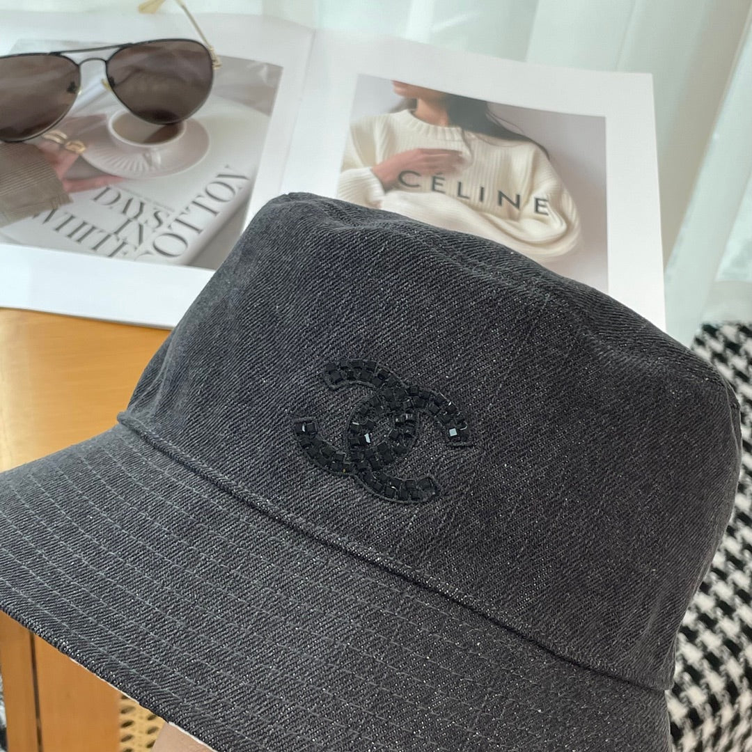 Chanel - Рыбацкая шляпа ручной работы, расшитая пайетками - Черная