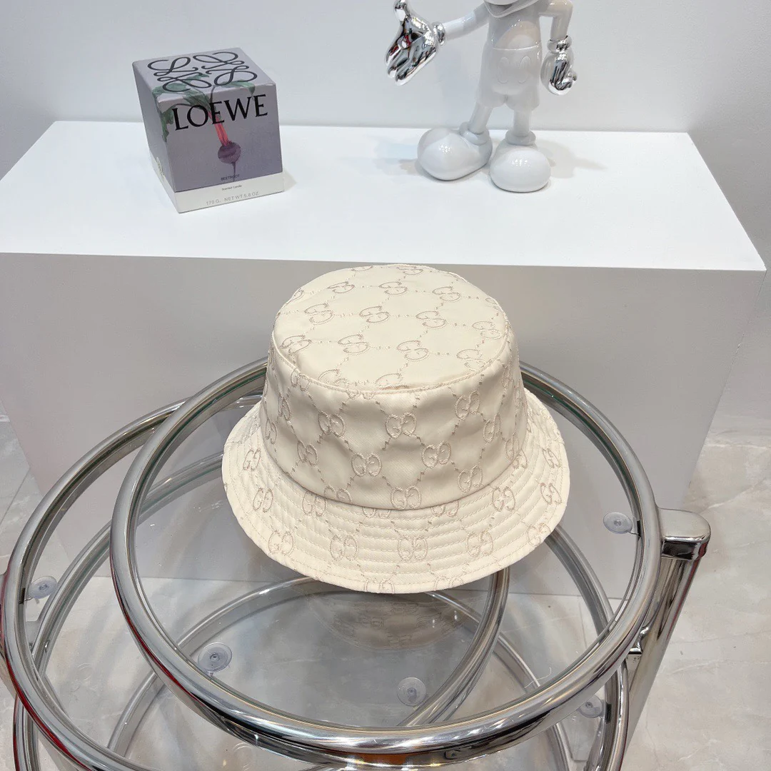 Gucci - Полностью вышитая кепка Damerman с антиморщинистой отделкой - Кремово-глянцевая поверхность выглядит просто потрясающе.