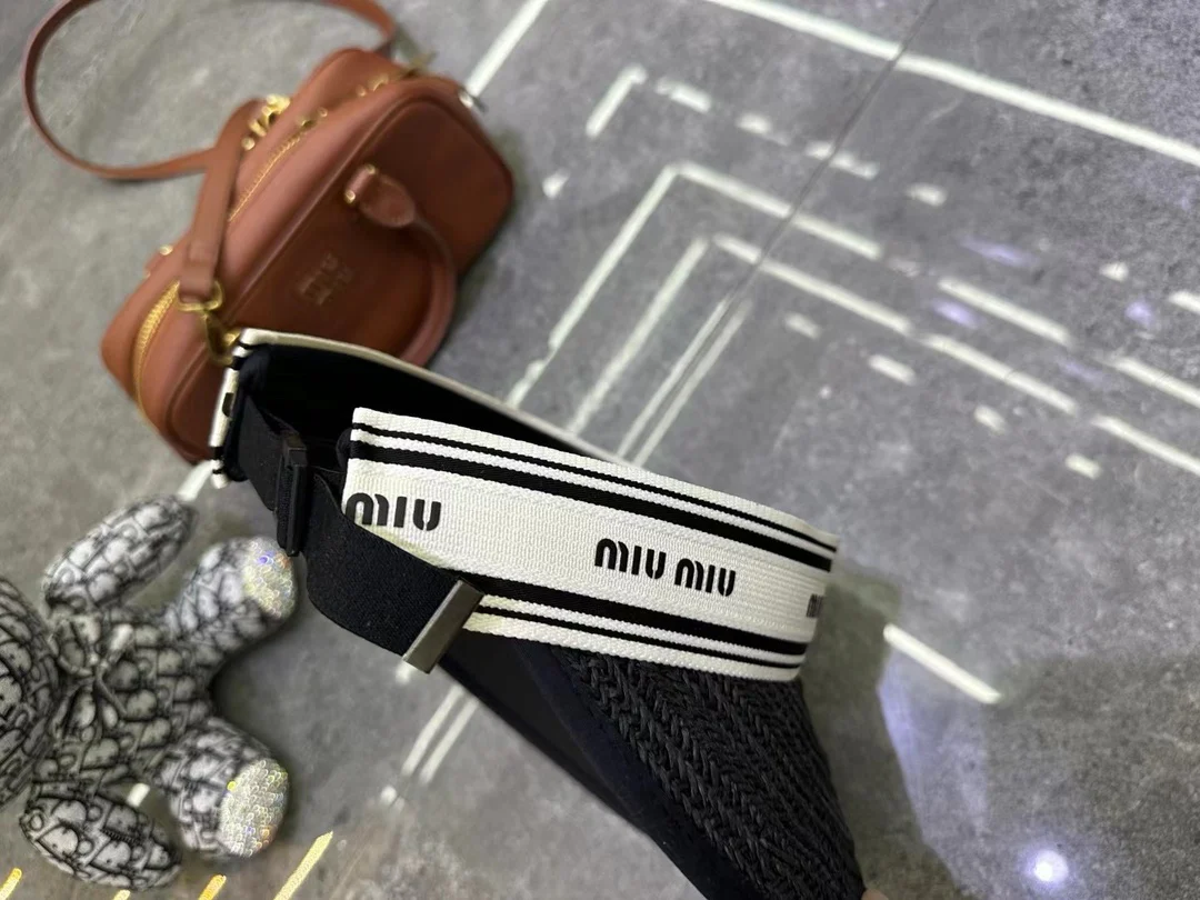 Miu Miu - Полая солнцезащитная шляпа - Черная