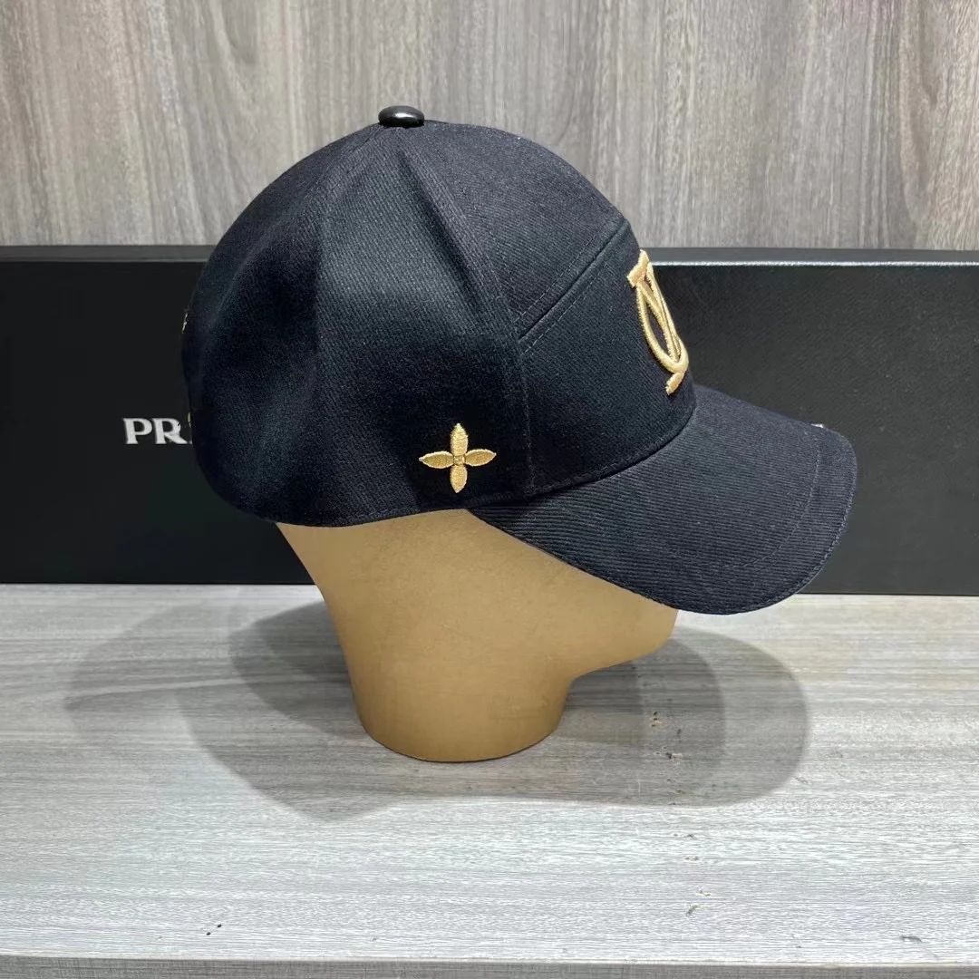 Бейсболка LV с вышивкой - 1