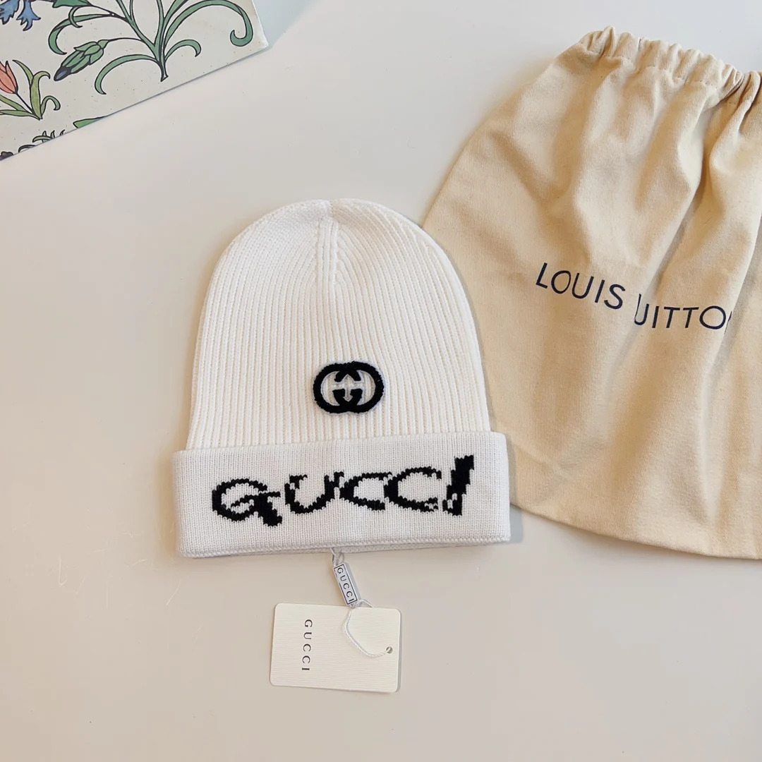 Шапка Gucci с вышитой буквой - белая
