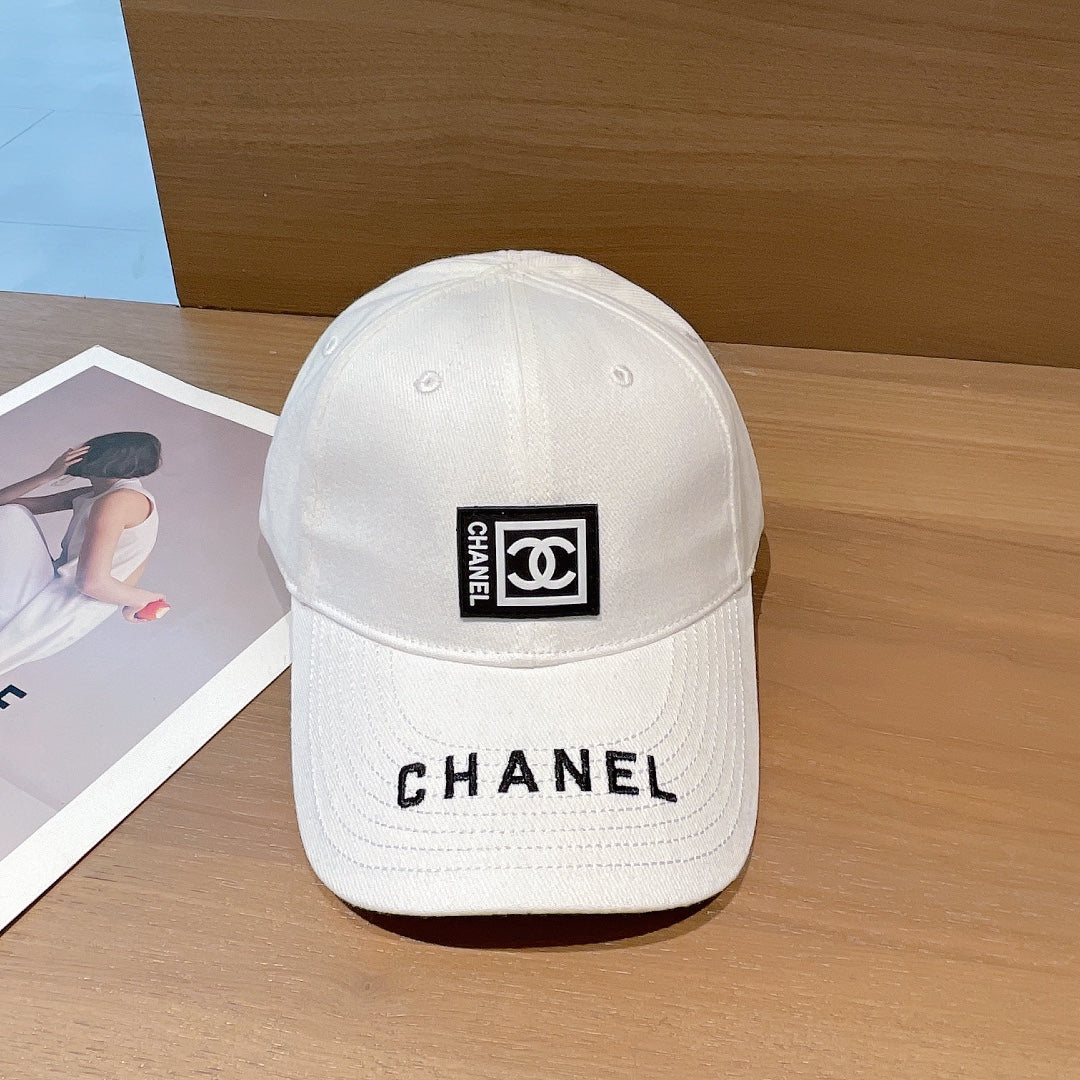 Chanel - Белая кепка-?уточка?