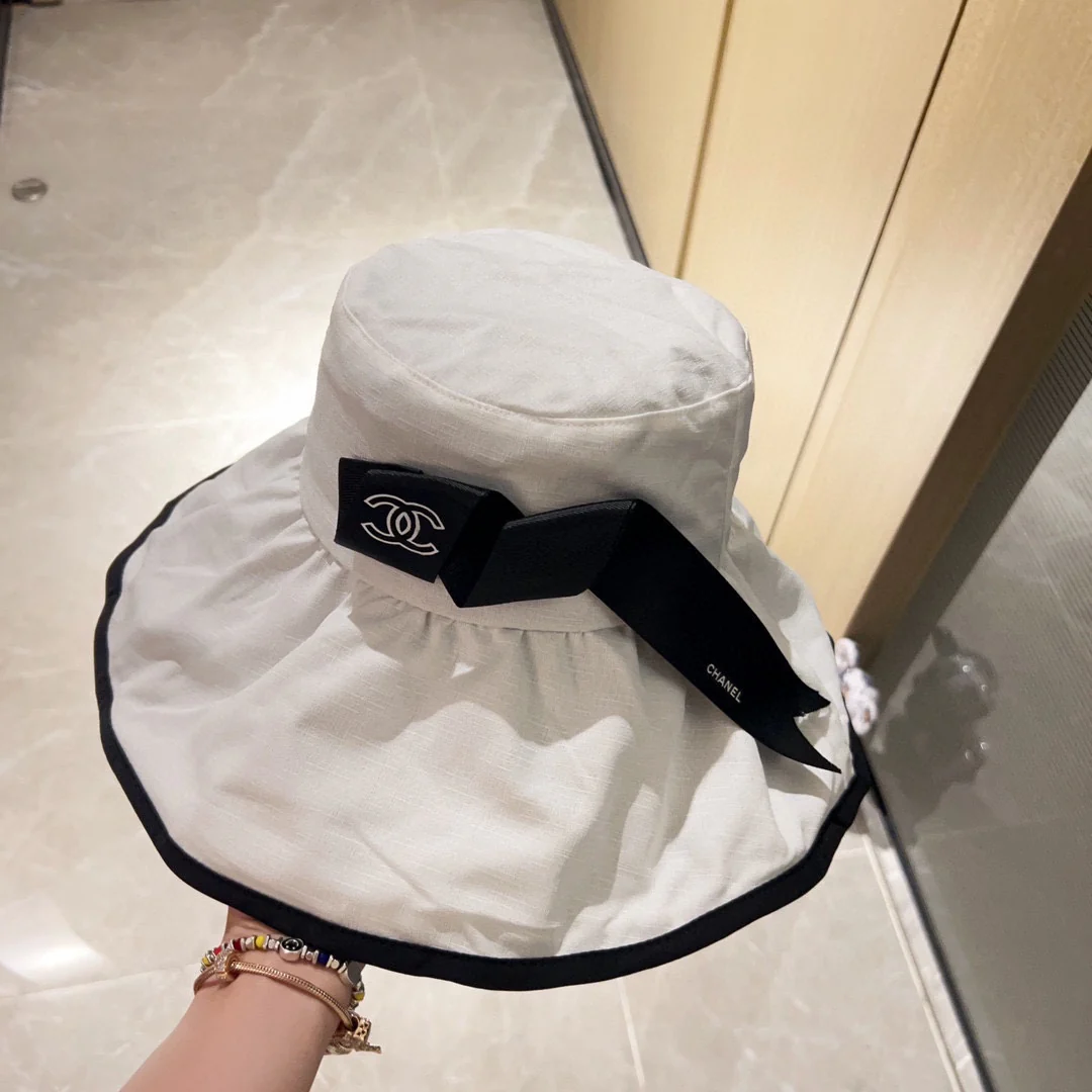 Новая элегантная широкополая рыбацкая шляпа Chanel 2023 года с мятой отделкой — белая.