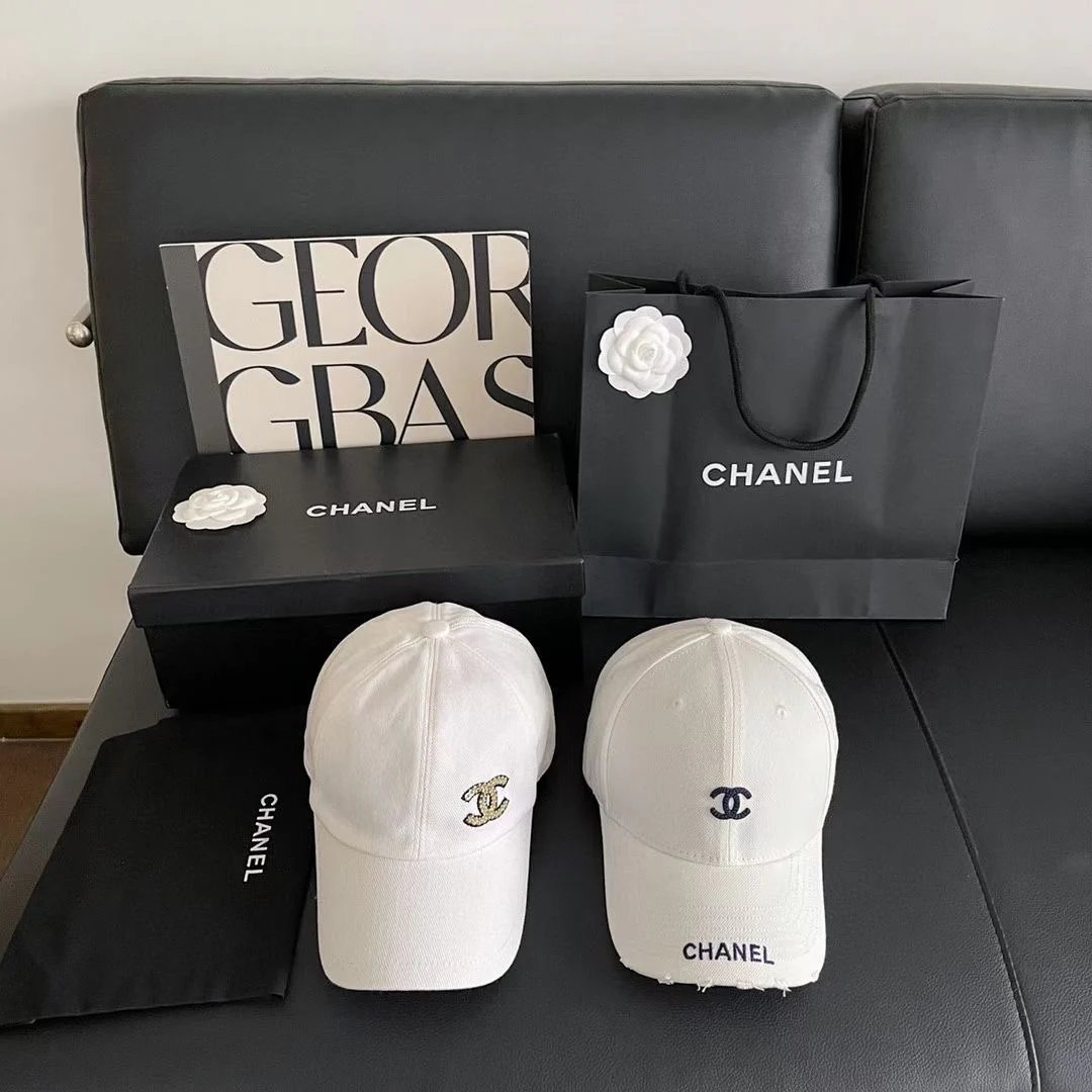 Минималистичная бейсболка Chanel с двойной буквой C — белая.