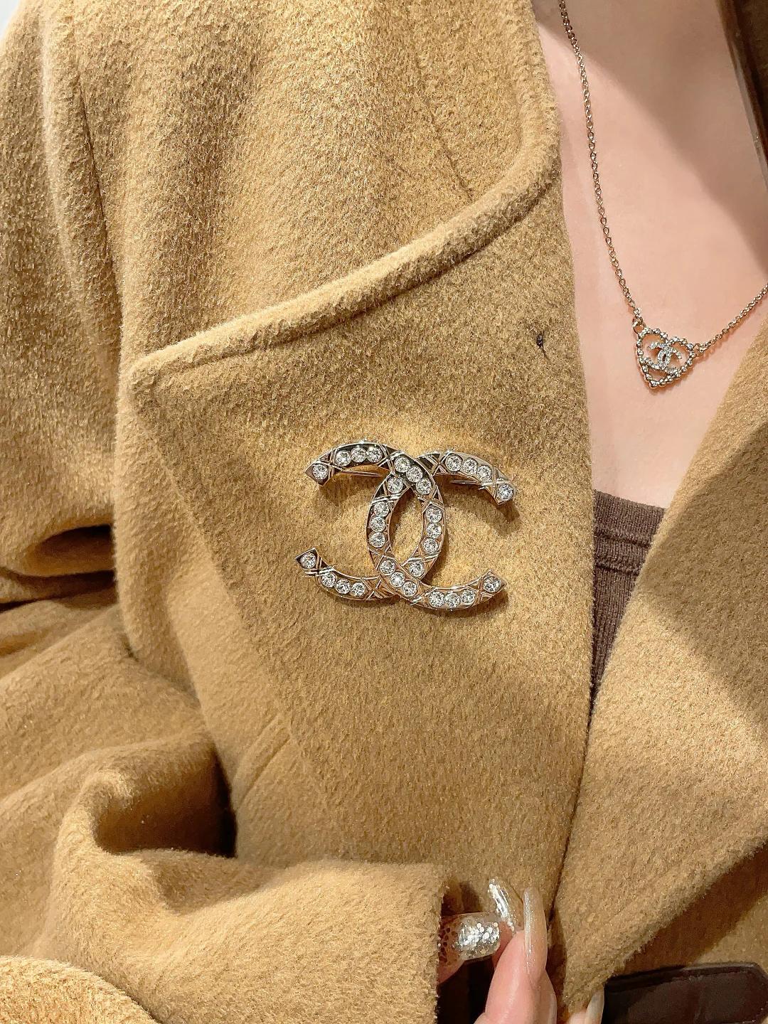 Брошь Chanel 25 пенсов с стеганым узором и бриллиантами