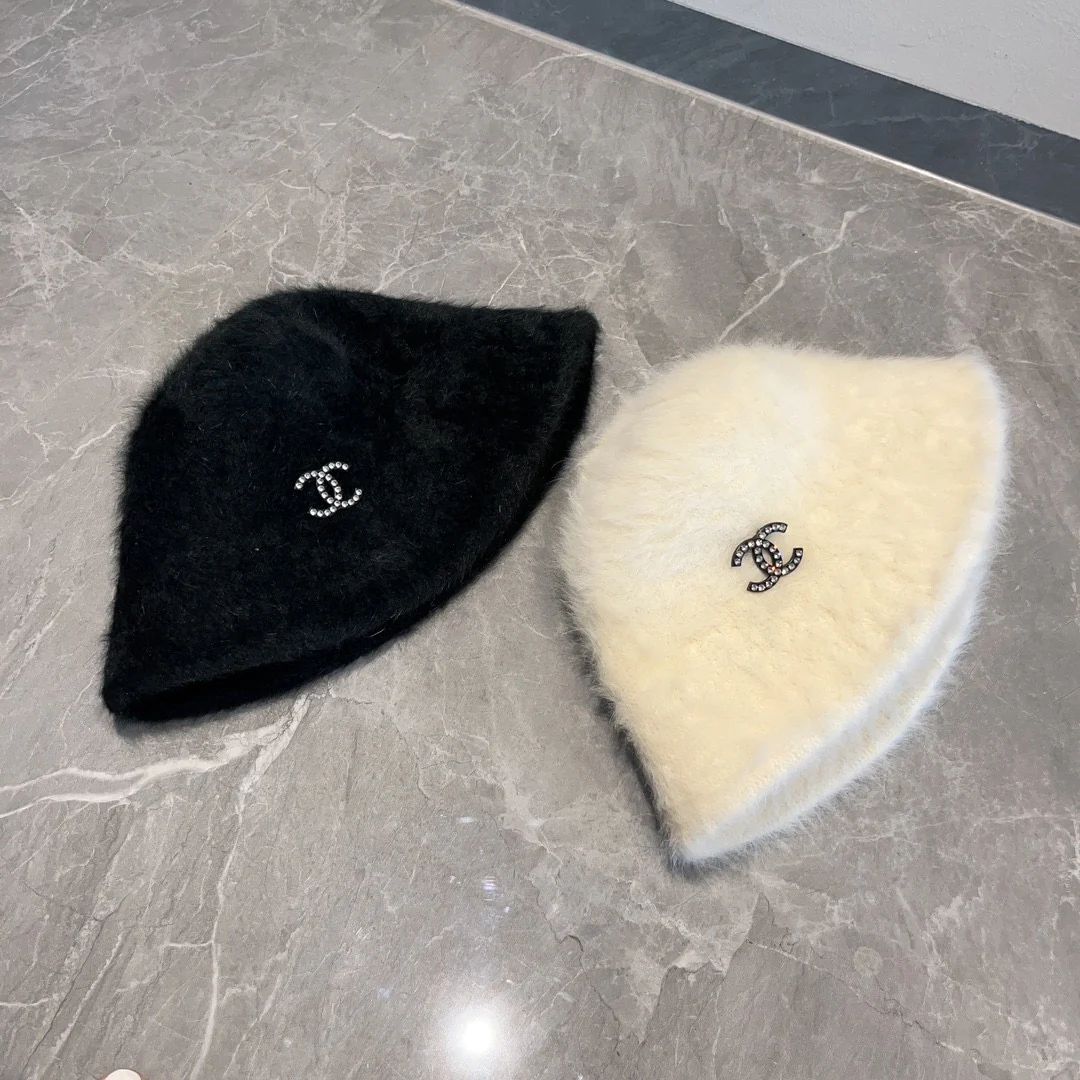 Chanel - Популярная маленькая меховая рыбацкая шляпа с двойной буквой С - белая