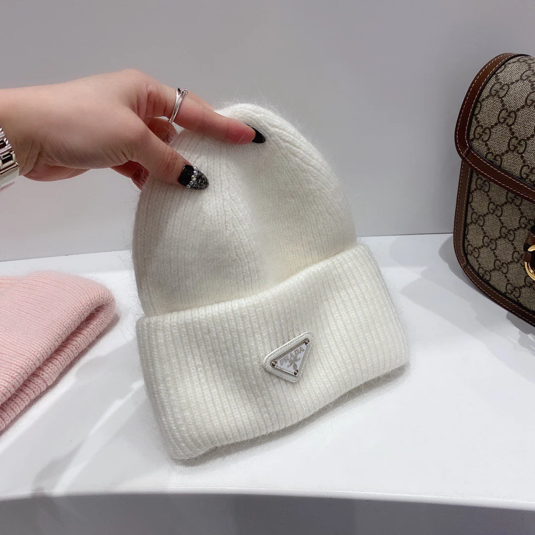 Вязаная шапка Prada из ангорского кроличьего меха и шерсти - белая.