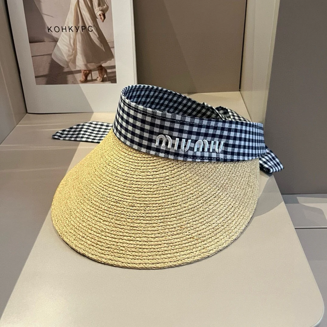 Новая клетчатая шляпа от солнца из рафии Miu Miu весна/лето 2024 — синяя.