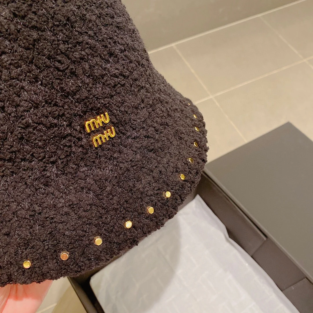 Панама Miu Miu с заклепками - черная