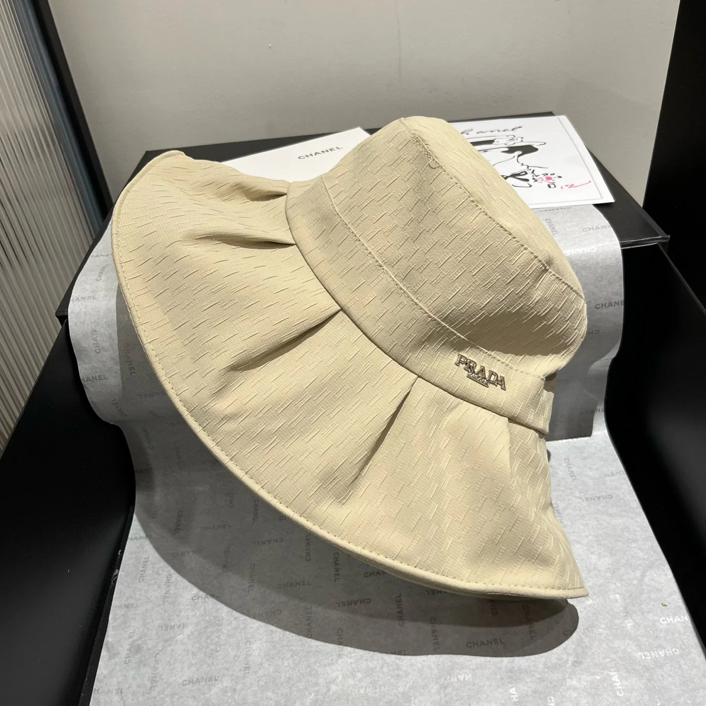 Prada - Солнцезащитная шляпа - Белый