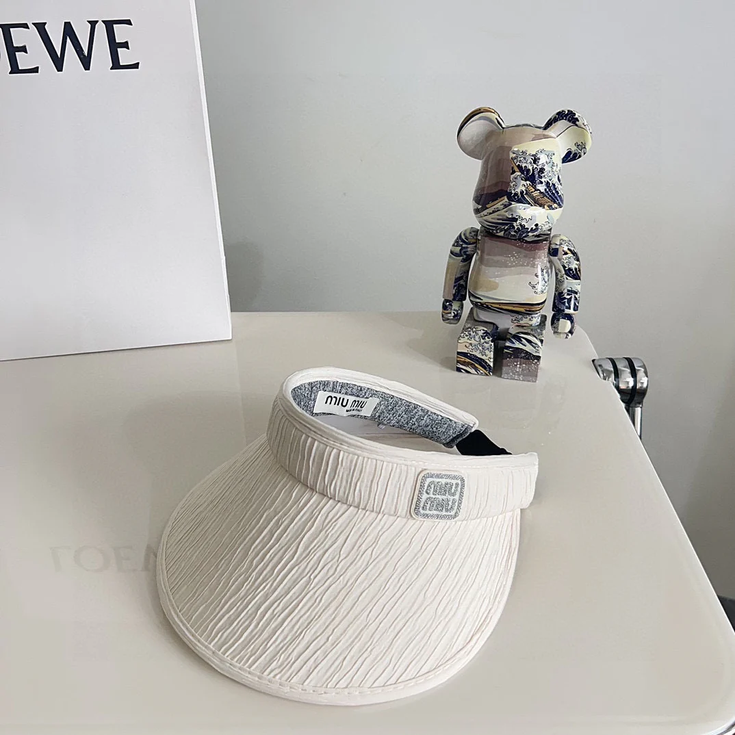 Новая элегантная плиссированная шляпа от солнца Miu Miu из летней коллекции 2024 года - белая.