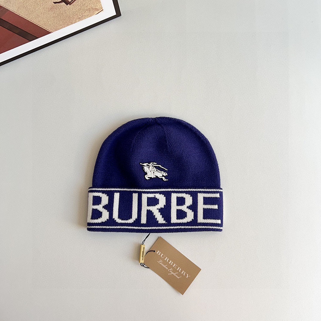 Вязаная шапка с логотипом Burberry — темно-синяя.