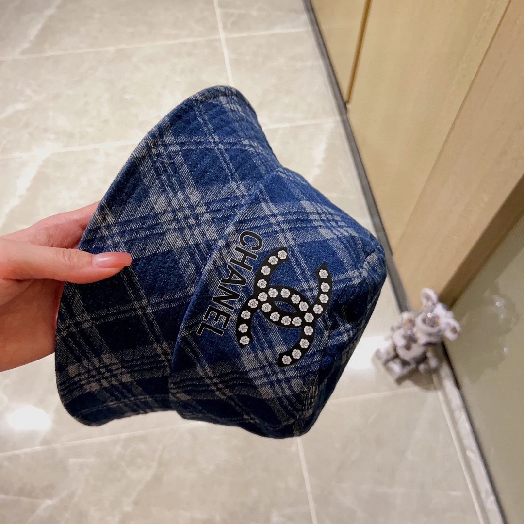 Новая летняя коллекция Chanel 2024: клетчатая рыбацкая шляпа из денима, синяя.