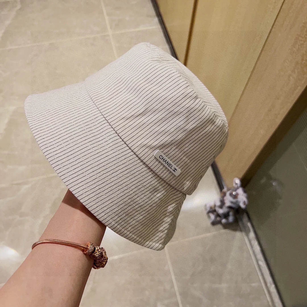 Новинка сезона весна/лето 2023 от Chanel - Полосатая рыбацкая шляпа - Белая