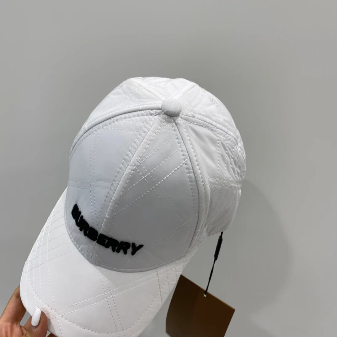 Бейсболка Burberry с вышивкой - белая