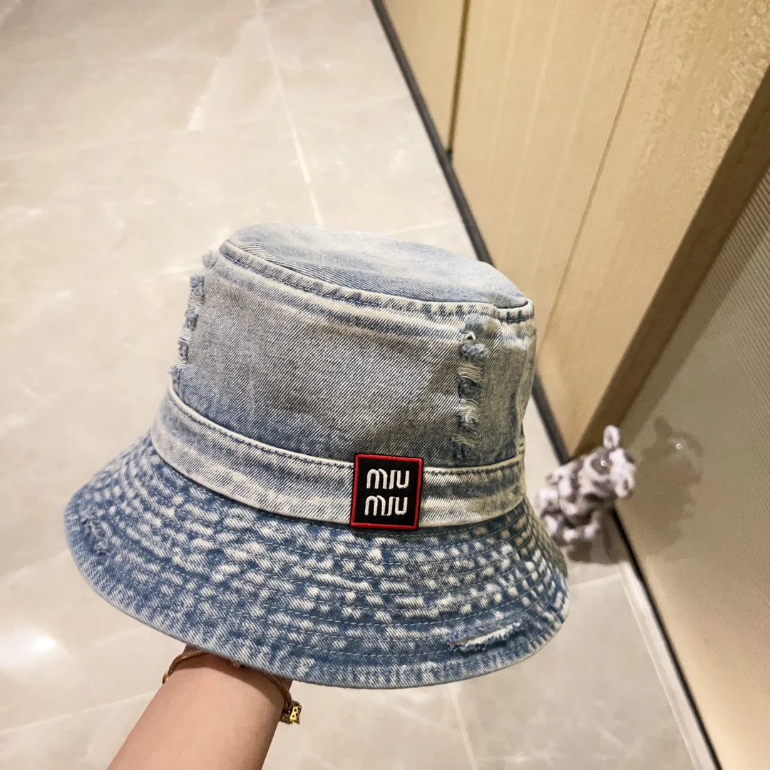 Новинка весны/лета Miu Miu 2023 — джинсовая панама.