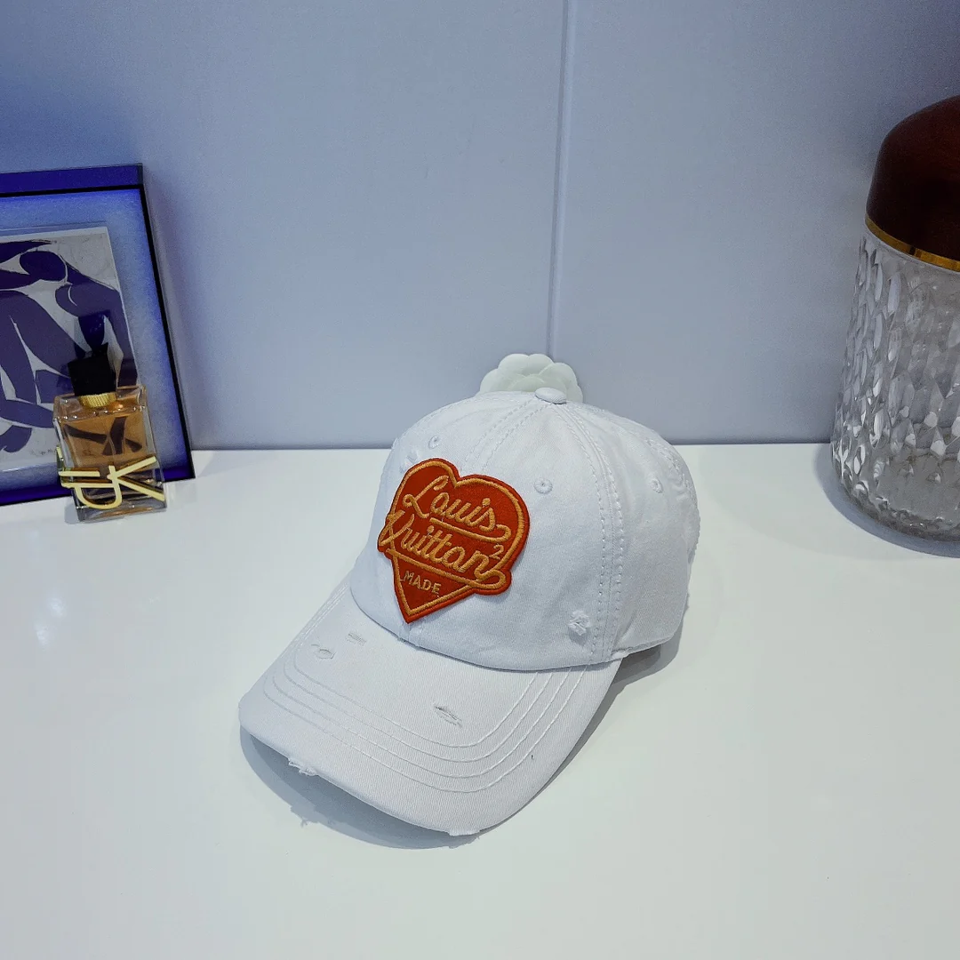Бейсболка LV с логотипом в виде сердца - 1