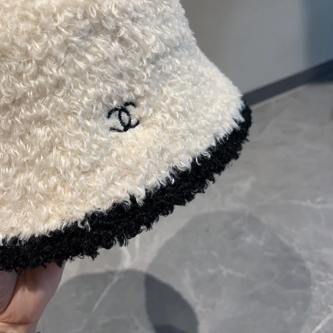 Новая модель меховой рыбацкой шляпы Chanel из осенне-зимней коллекции - белая.