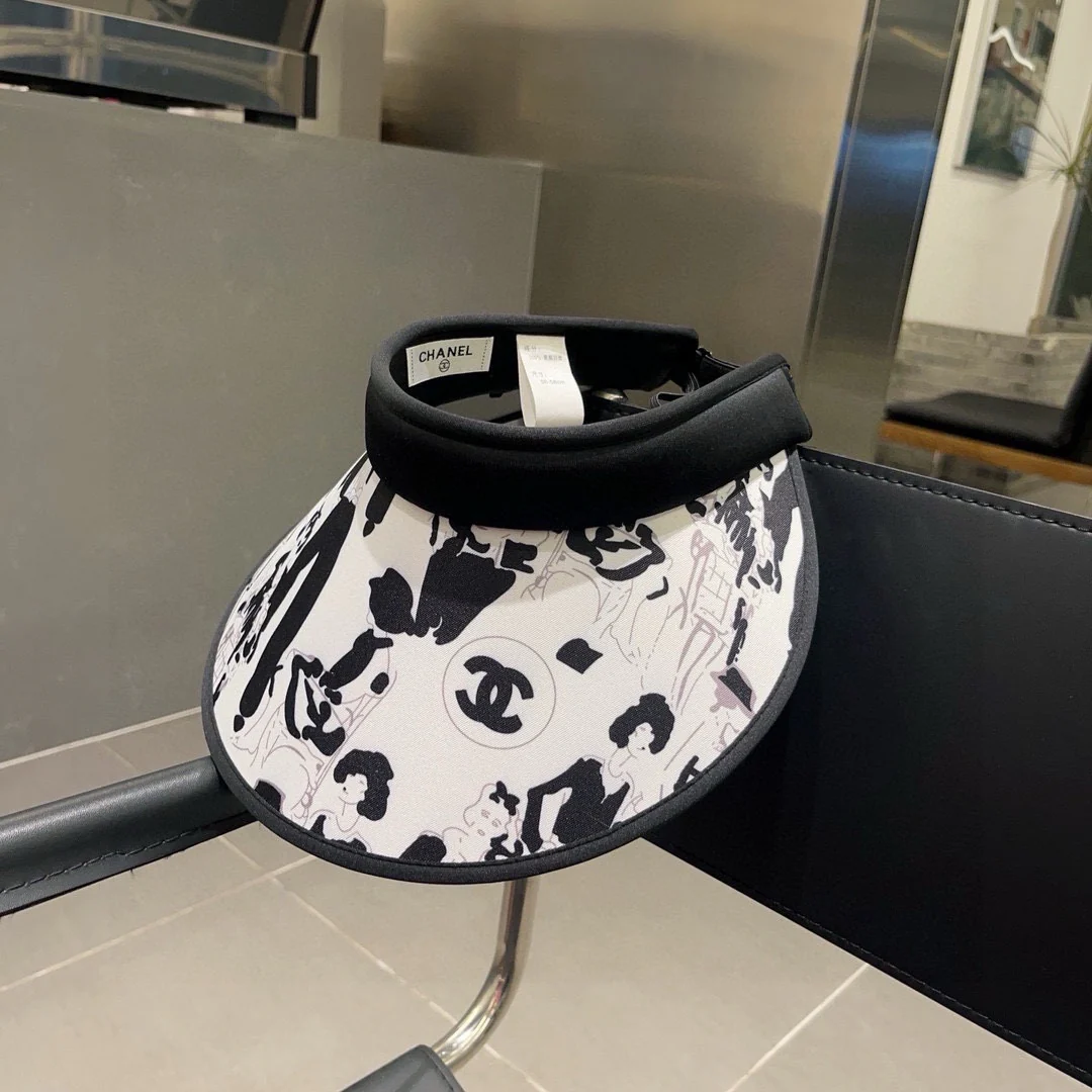 Chanel - Солнцезащитная шляпа в стиле граффити