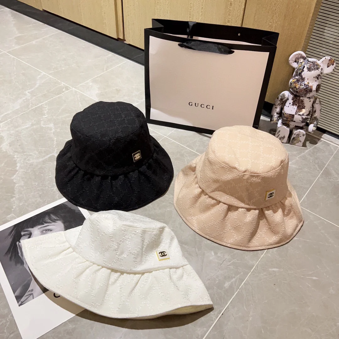 Новинка сезона весна/лето 2023 от Chanel — стеганая рыбацкая шляпа.