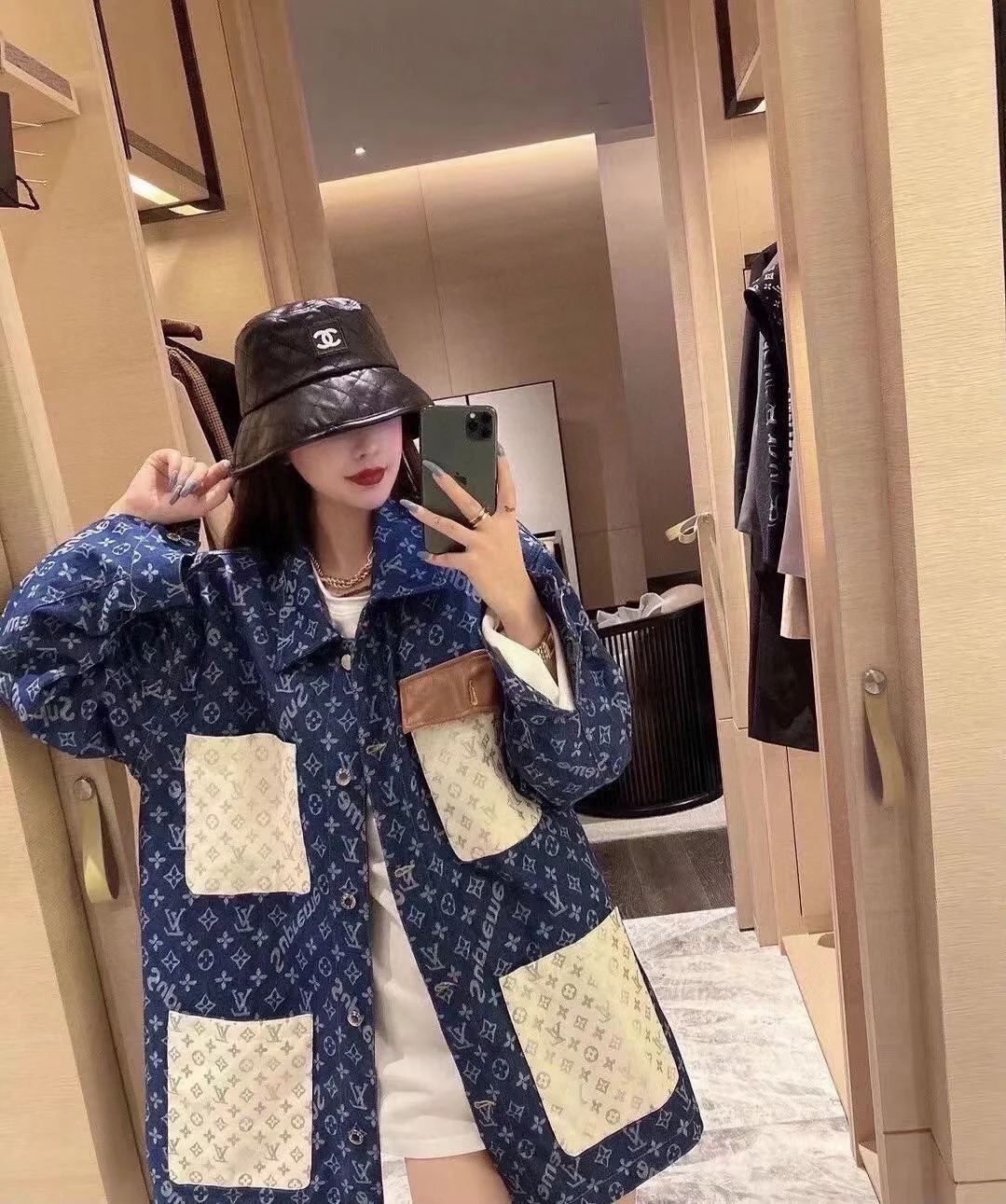 Рыбацкая шляпа Chanel из искусственной кожи - черная