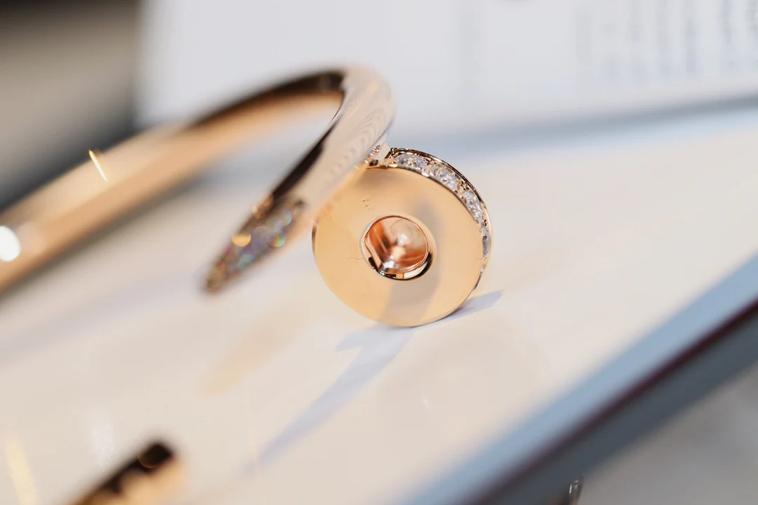 Браслет Cartier ?Гвоздика? — с половиной бриллианта