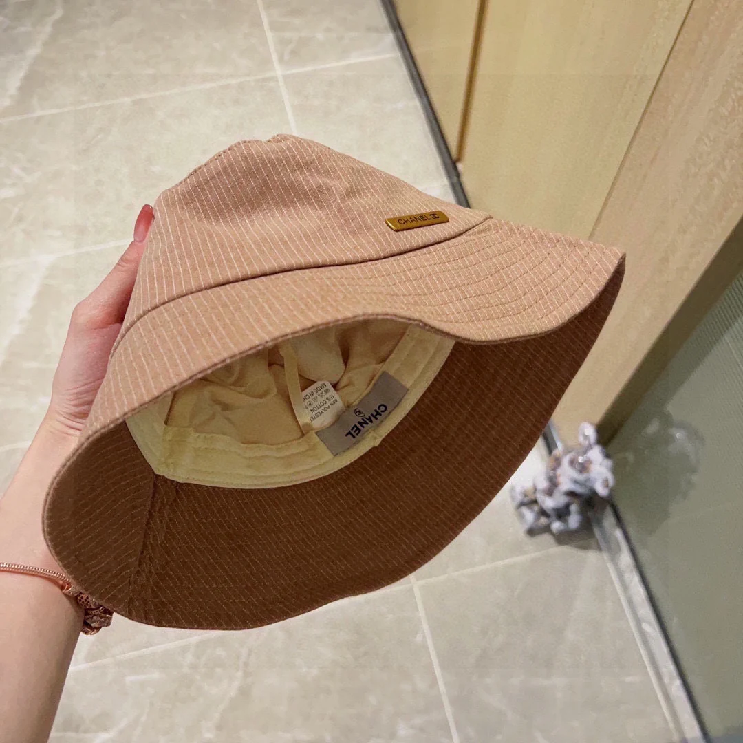 Новая модель Chanel 2023: прямая полосатая рыбацкая шляпа — хаки.