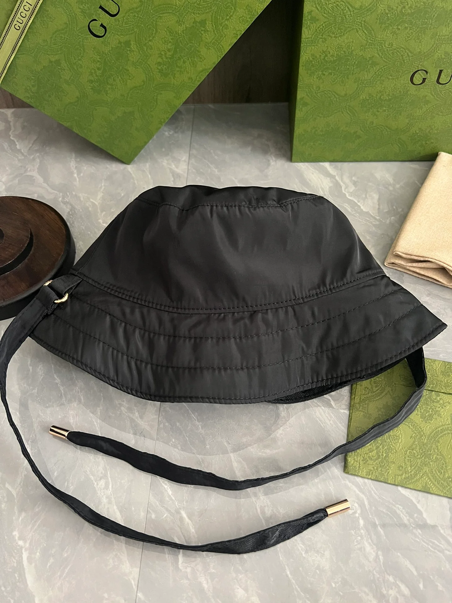 Gucci - Официальный сайт. Нейлоновая ретро-панама с двойной буквой G в том же стиле - xo-nk4