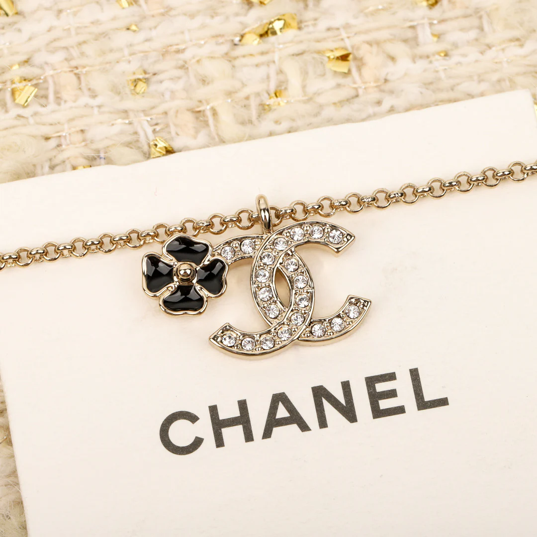 Колье Chanel Camellia Double C — можно носить как в коротком, так и в длинном варианте.