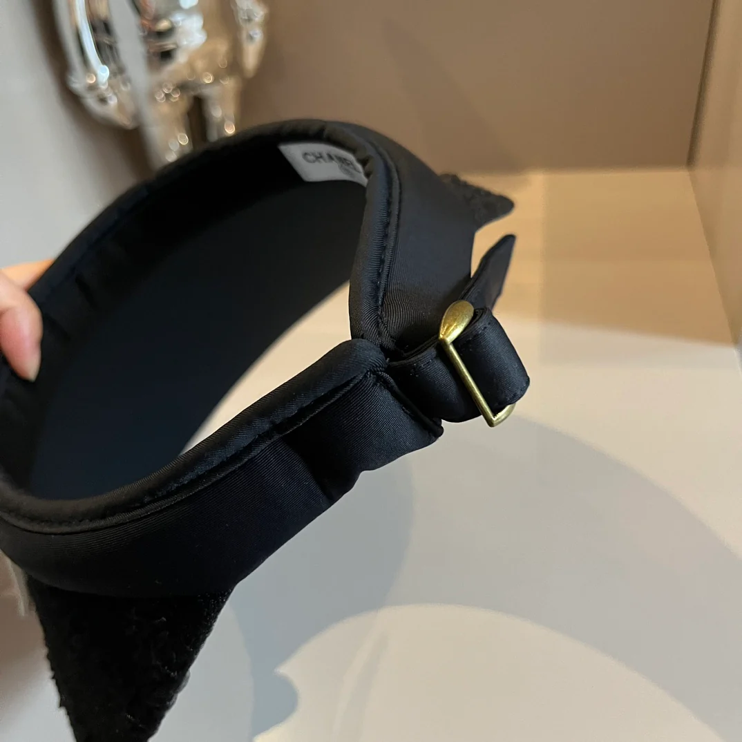 Солнцезащитная шляпа Chanel с кружевом и стразами - черная