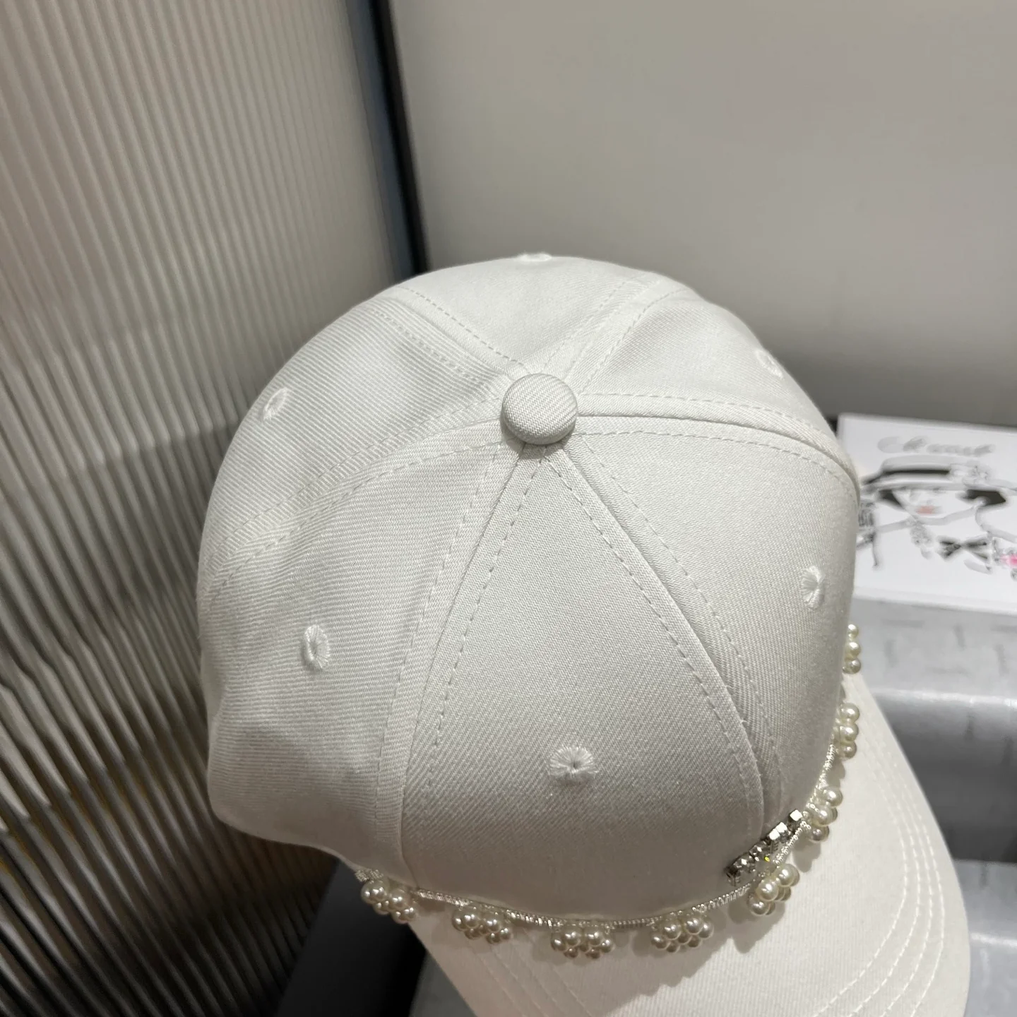 Бейсболка Miu Miu с жемчужным козырьком - белая
