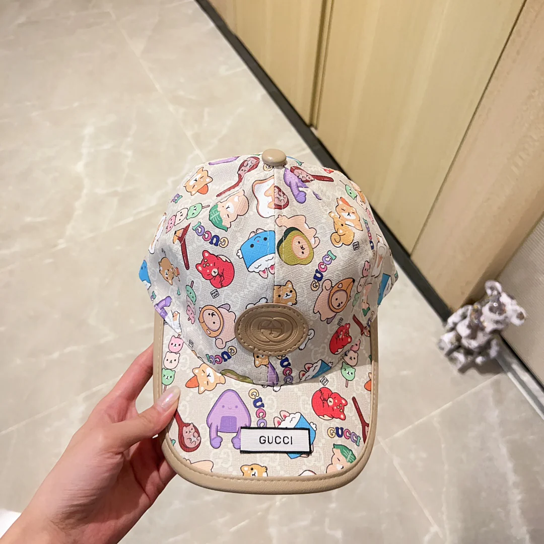 Новинка сезона весна/лето 2023 от Gucci - бейсболка с кожаной отделкой - белая.