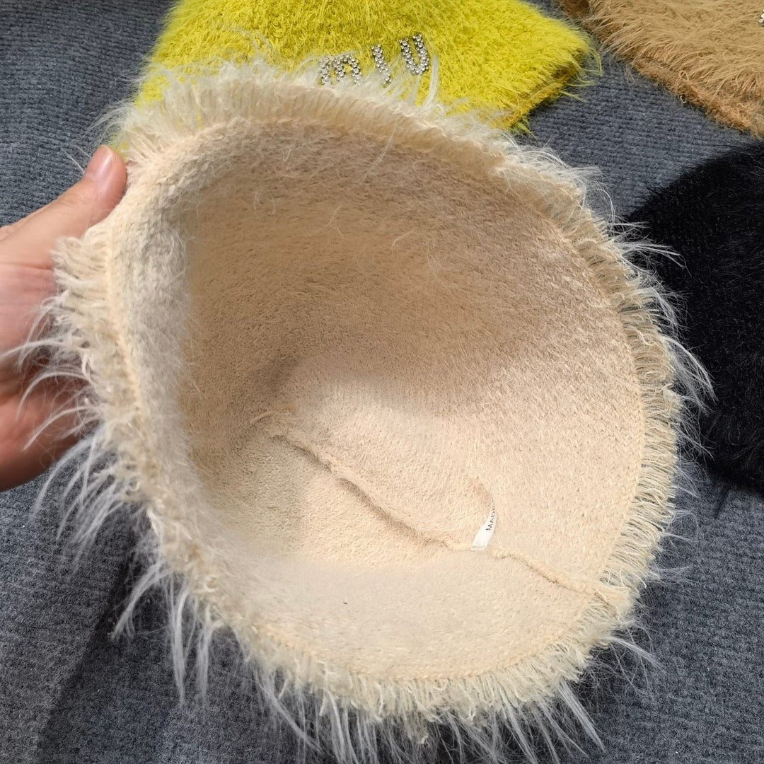 Miu Miu - Популярная осенне-зимняя коллекция: рыбацкая шапка из норки.