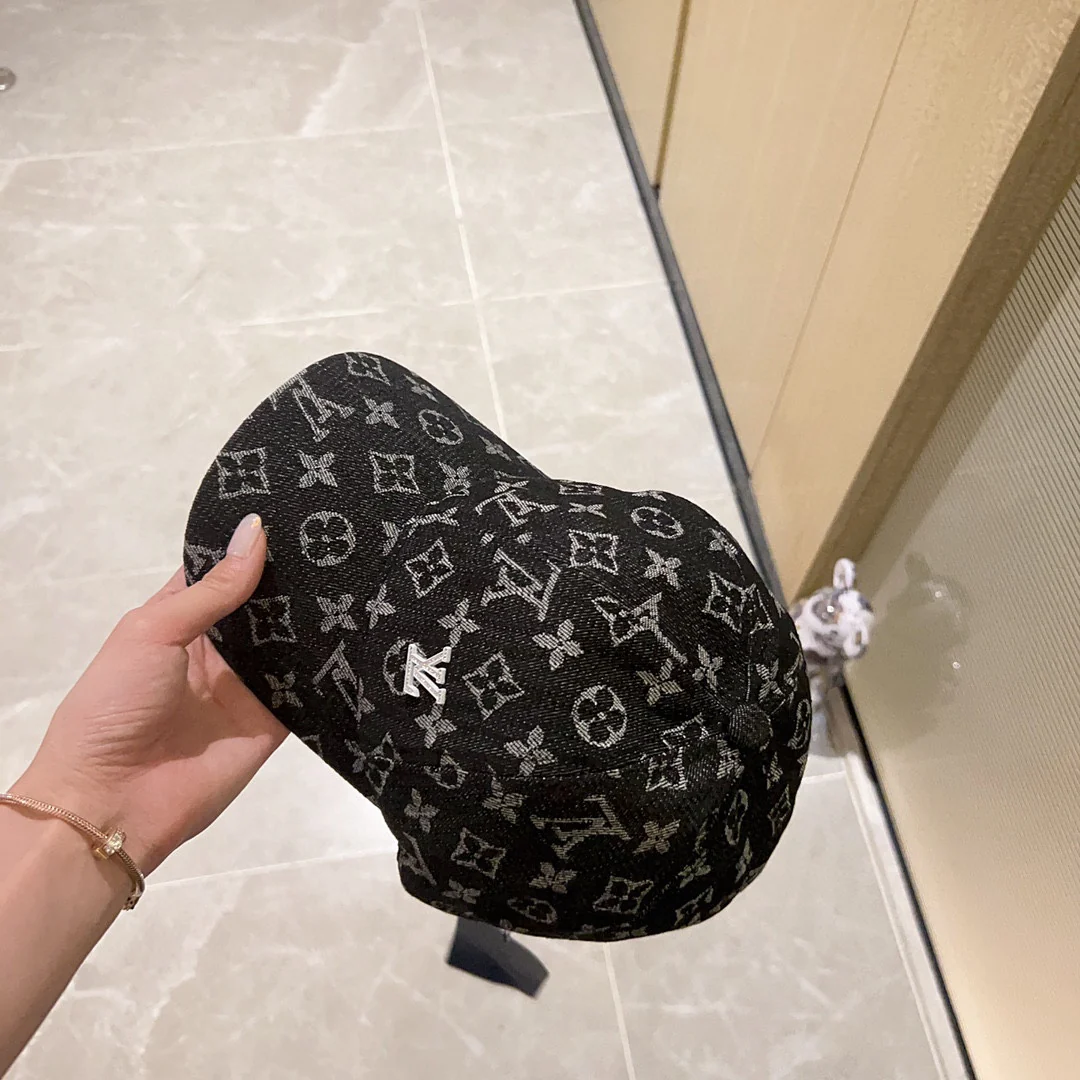 Новинка сезона весна/лето 2023 от LV - Бейсболка - Черная