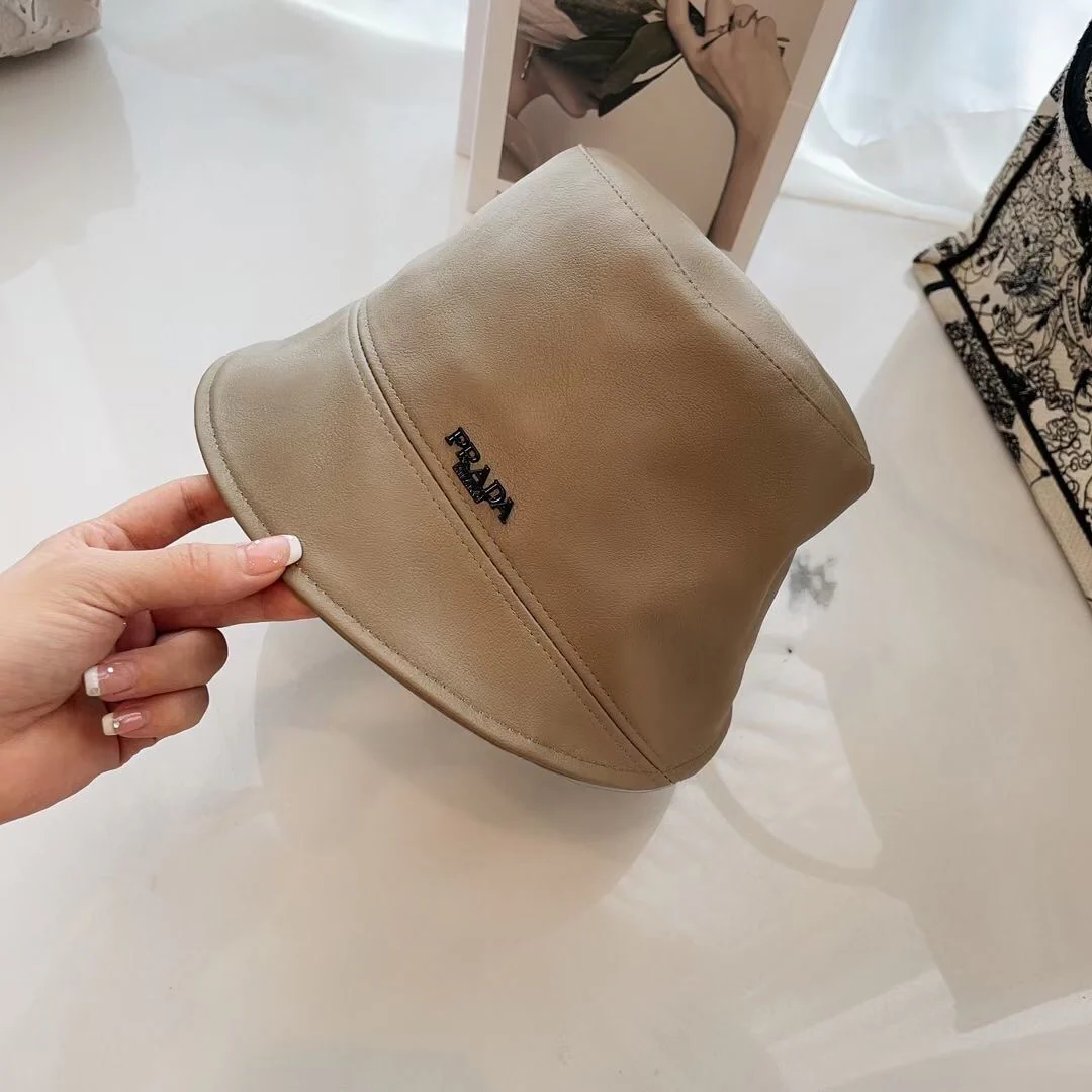 Prada - Кожаная рыбацкая шляпа неправильной формы