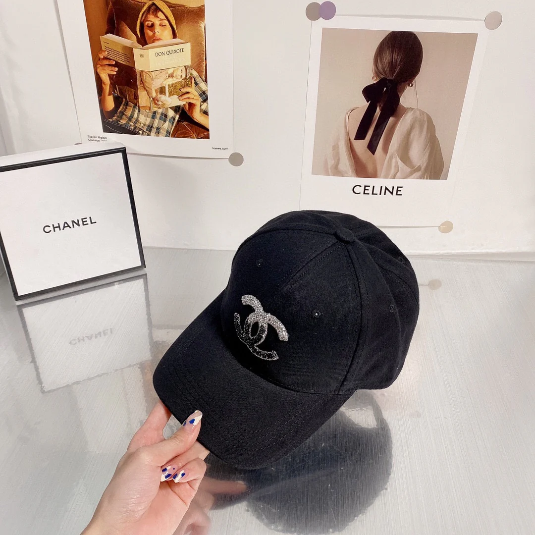 Солнцезащитная шляпа Chanel, украшенная пайетками