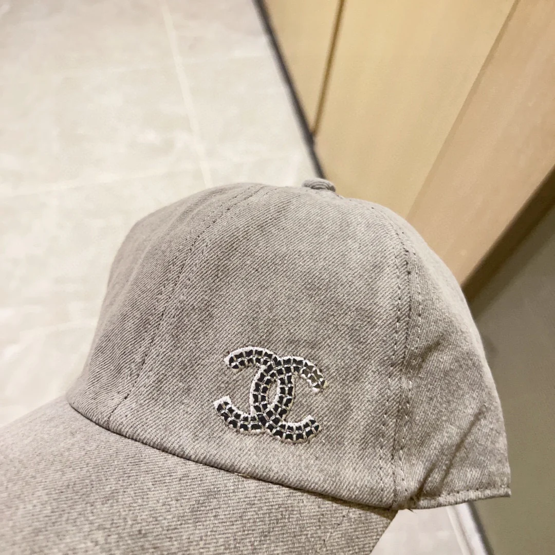 Новая минималистичная бейсболка Chanel 2023 с вышивкой - бежевая.