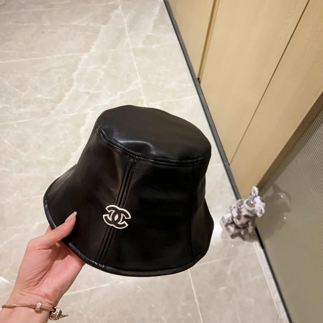 Новая модель кожаной рыбацкой шляпы Chanel 2023 года - черная.