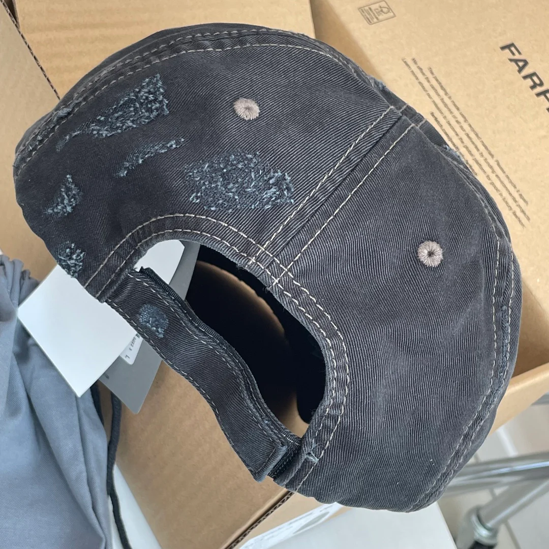 Бейсболка Balenciaga с эффектом потертости и вышитой надписью — темно-серый.