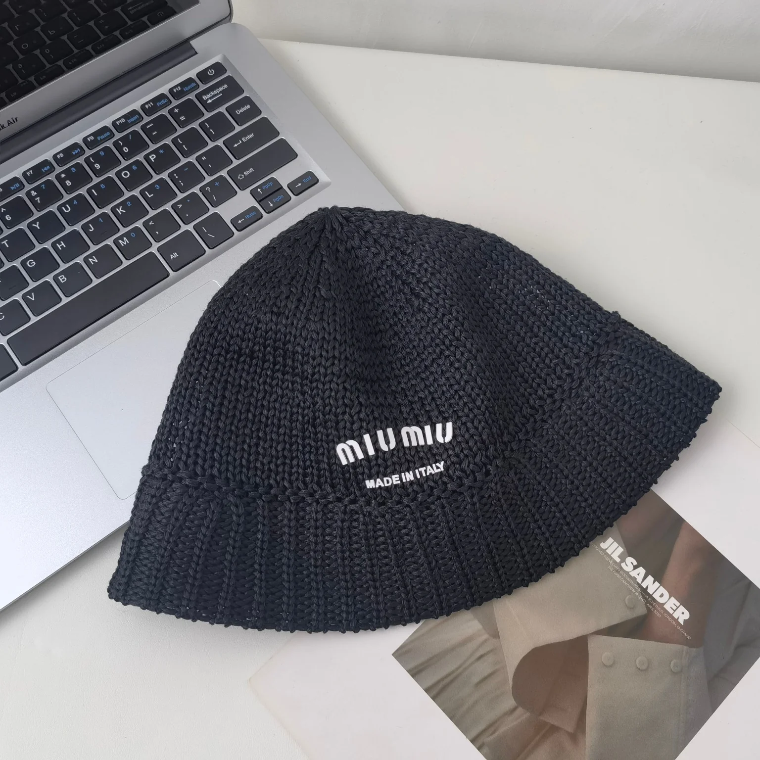 Новинка сезона ?Ранняя осень? от Miu Miu 2023 — вязаная рыбацкая шапка.