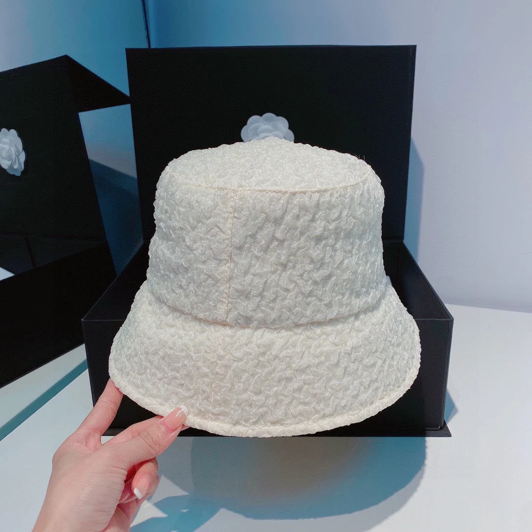 Новинка Celine 2022 года - стильная рыбацкая шляпа для весны/лета.