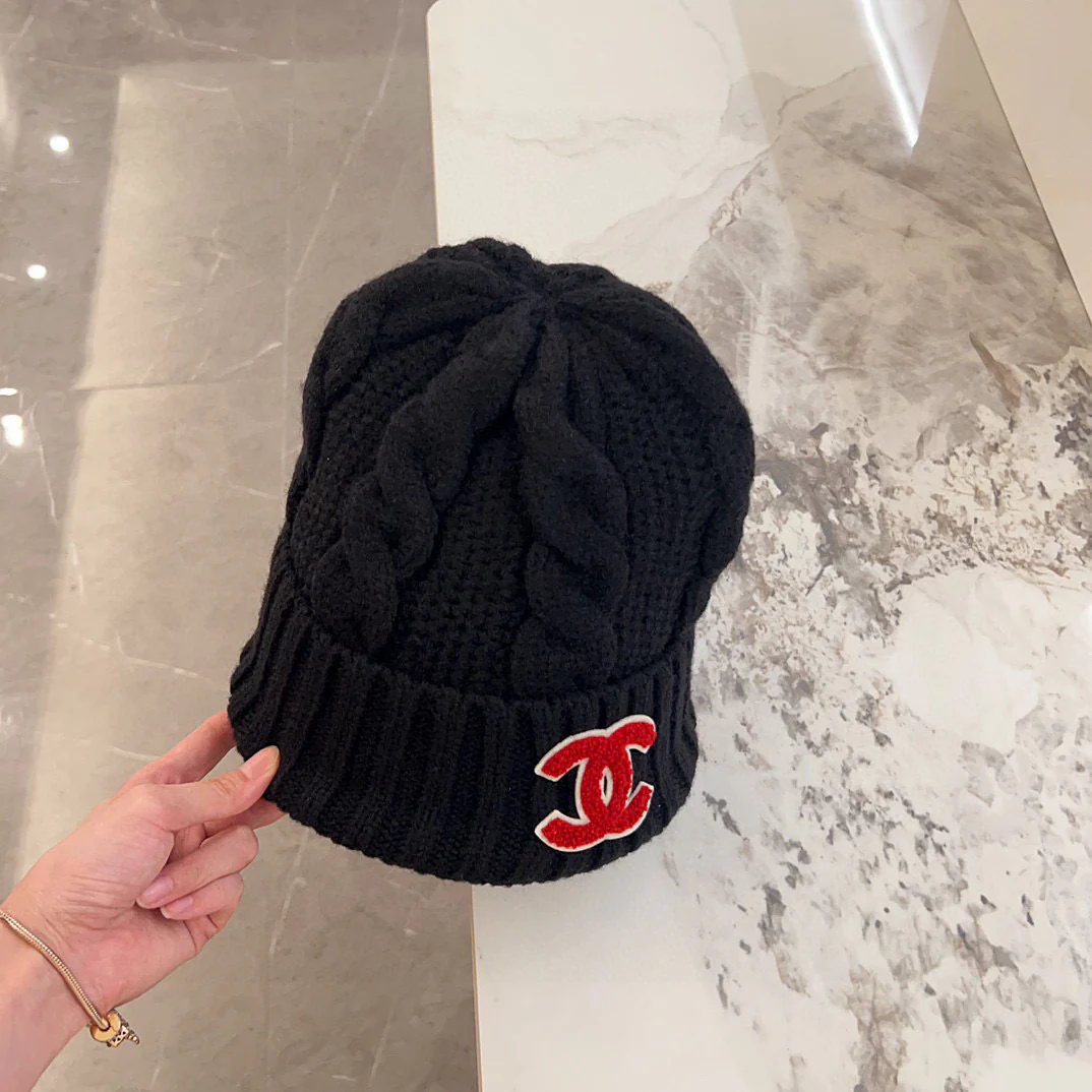 Вязаная шапка Chanel с косами - черная