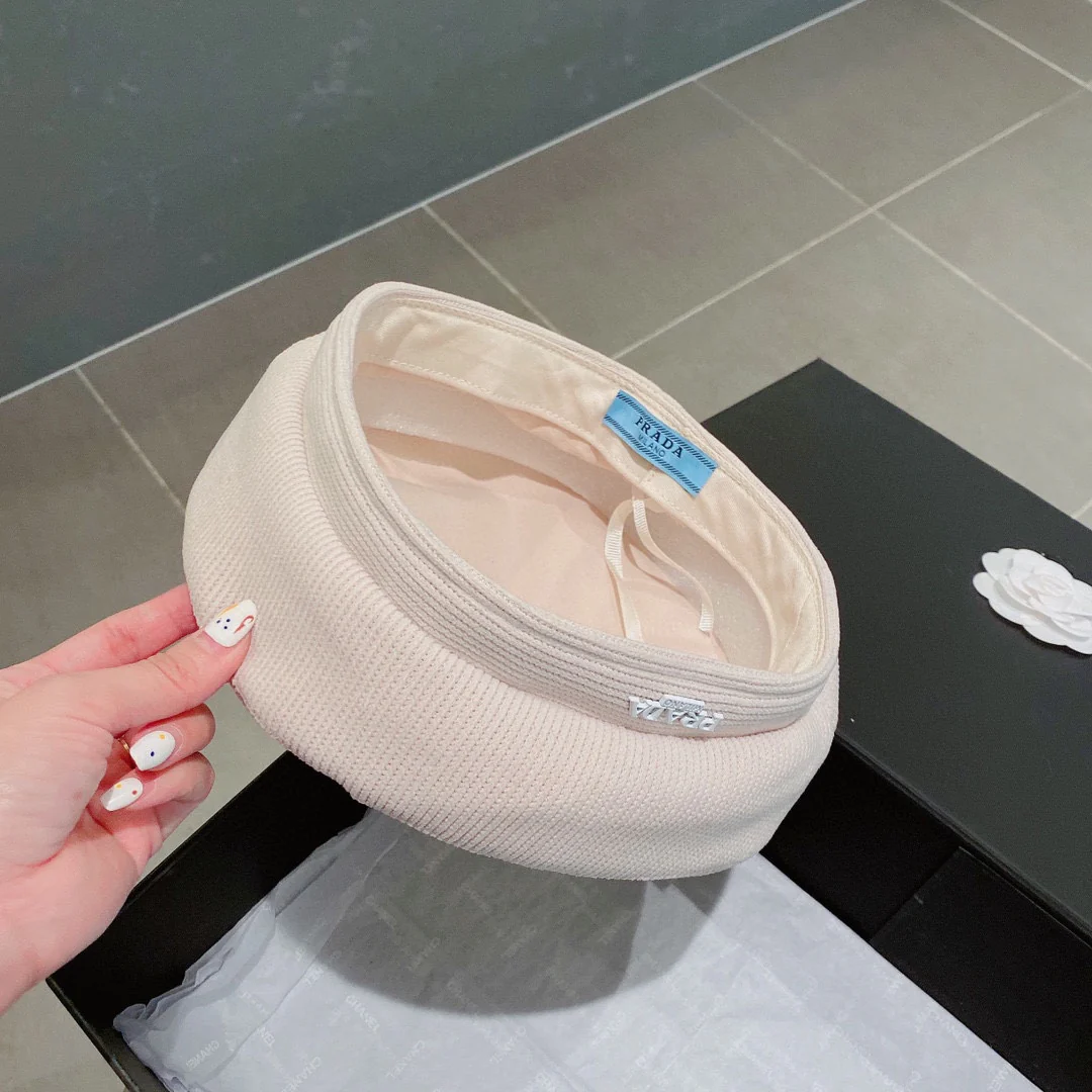 Берет Prada из вельвета - белый - 1