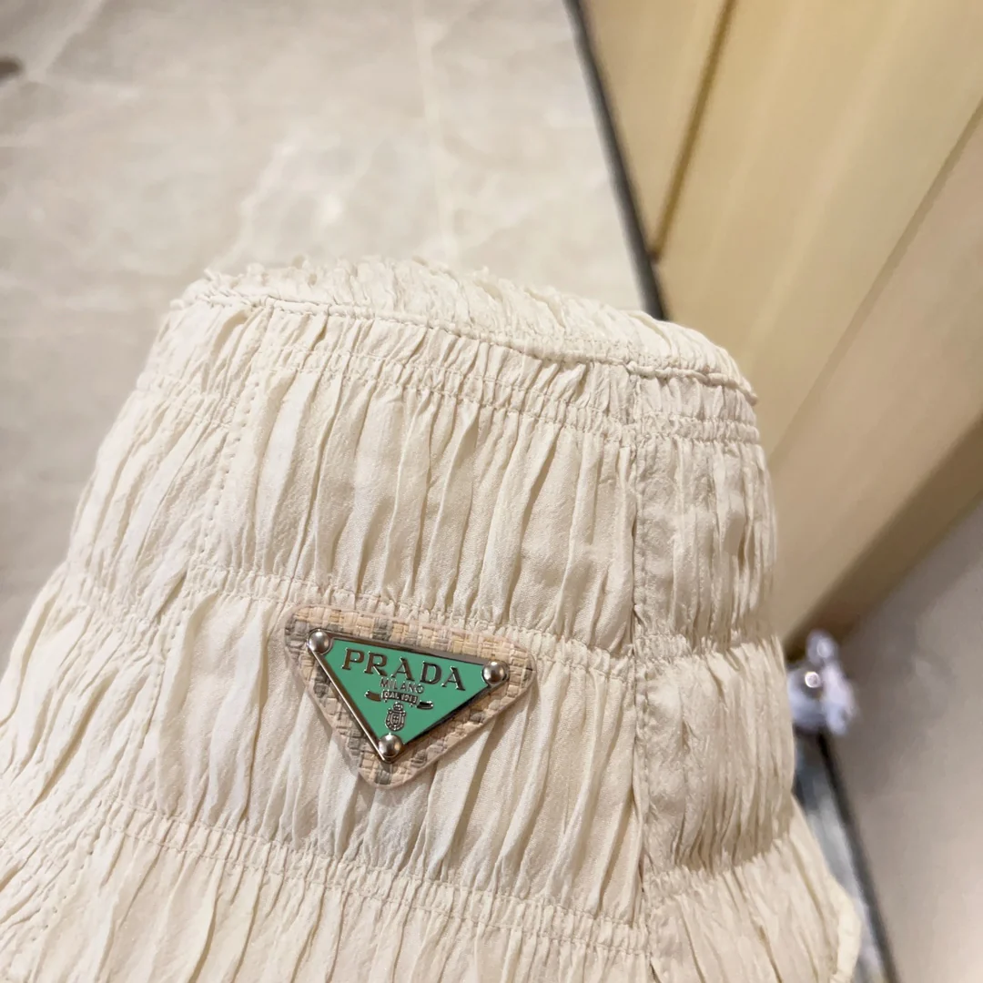 Новинка сезона осень 2023 от Prada - Панама из мятой ткани - Белая