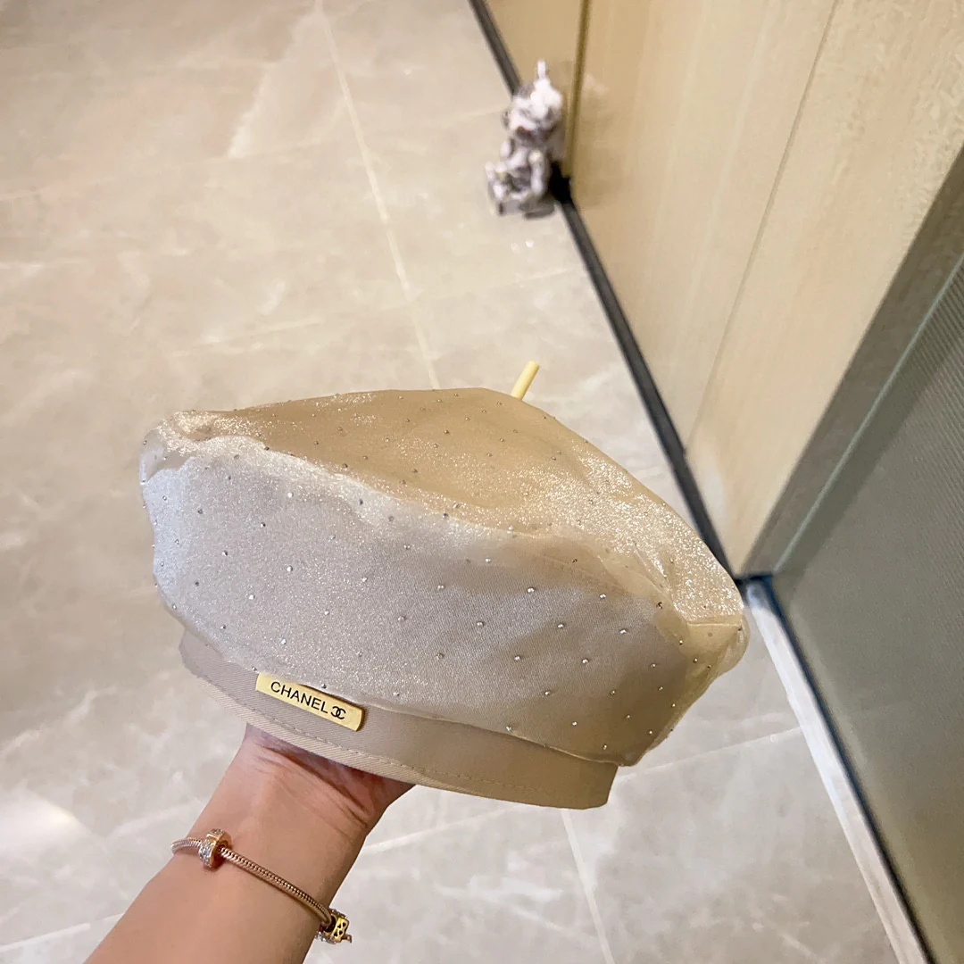 Новый минималистичный жемчужный берет Chanel 2023 года — абрикосовый цвет.