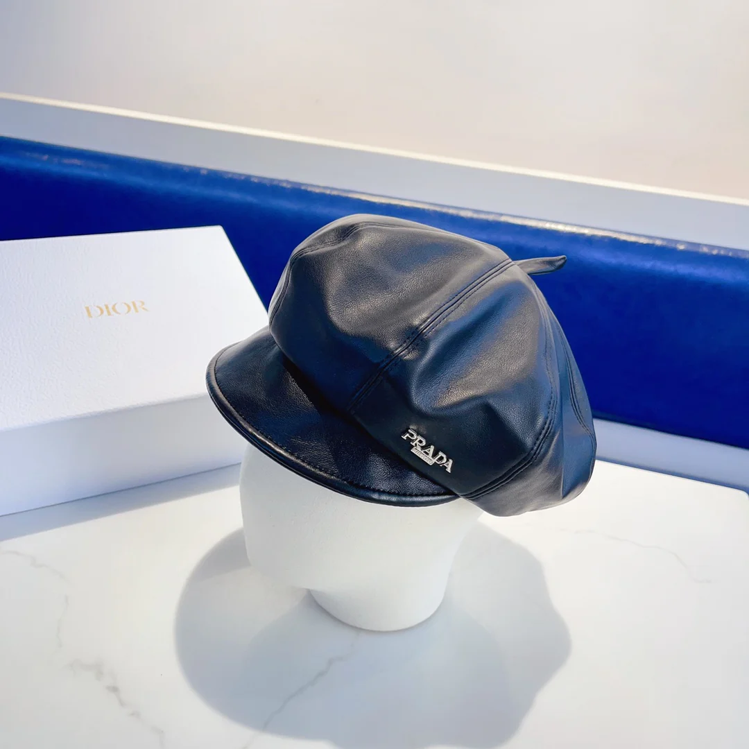 Кожаный берет Prada - черный