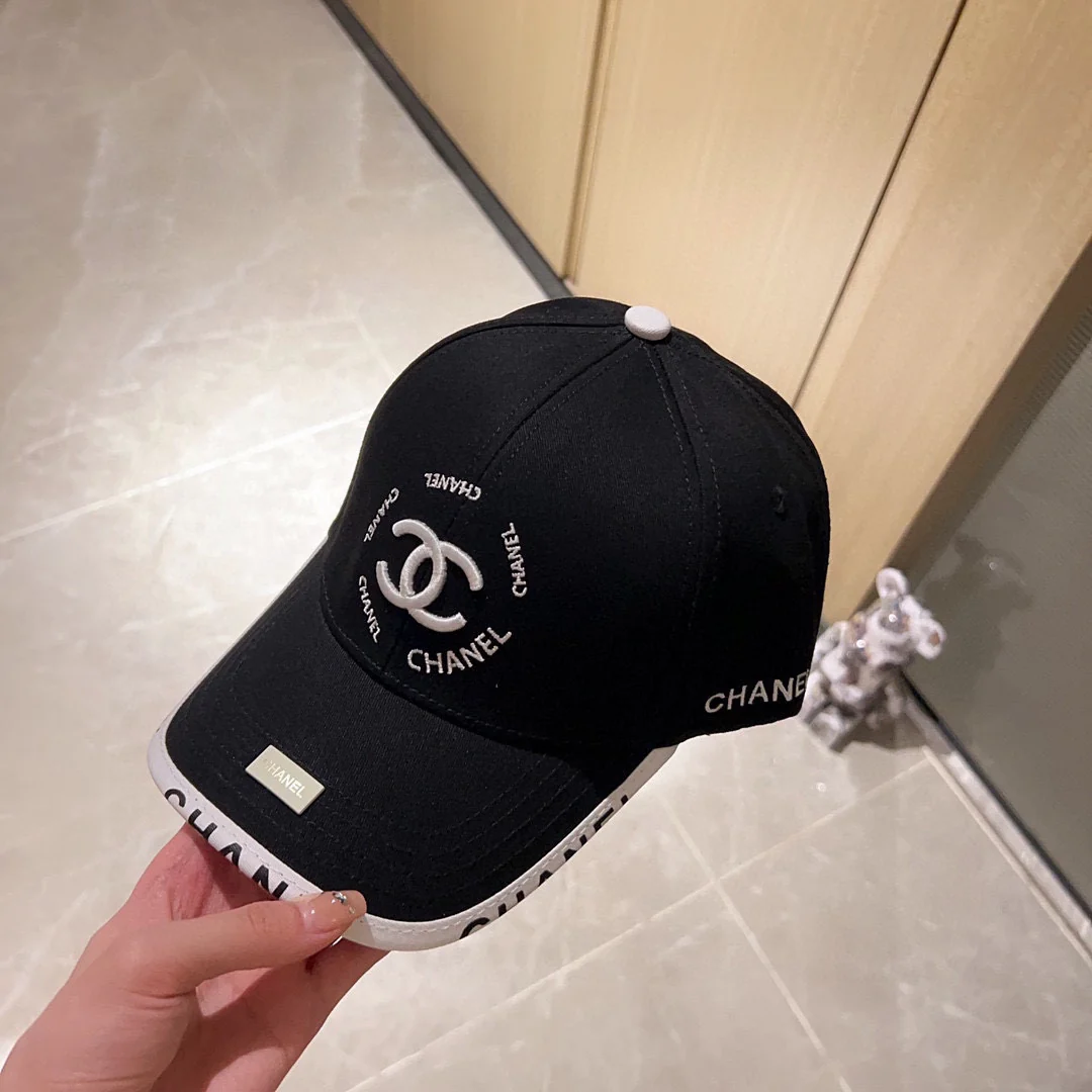 Новая бейсболка Chanel 2023 в стиле бутика с вышивкой и буквенной отделкой.