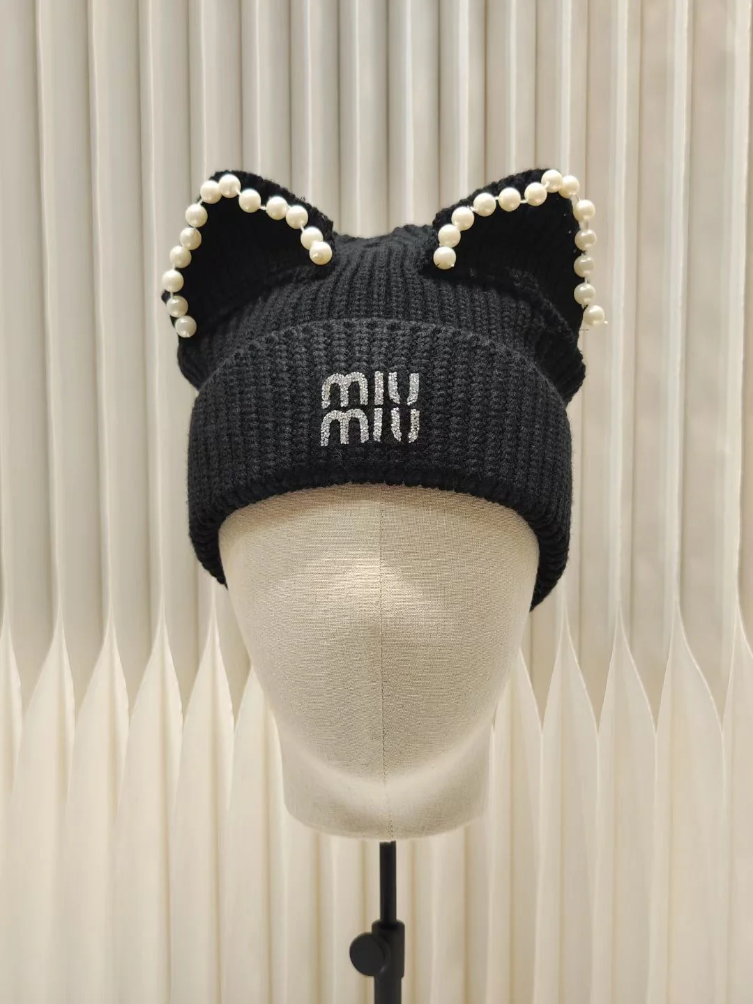 Miu Miu - Вязаная шапка с жемчужными кошачьими ушками, осень/зима